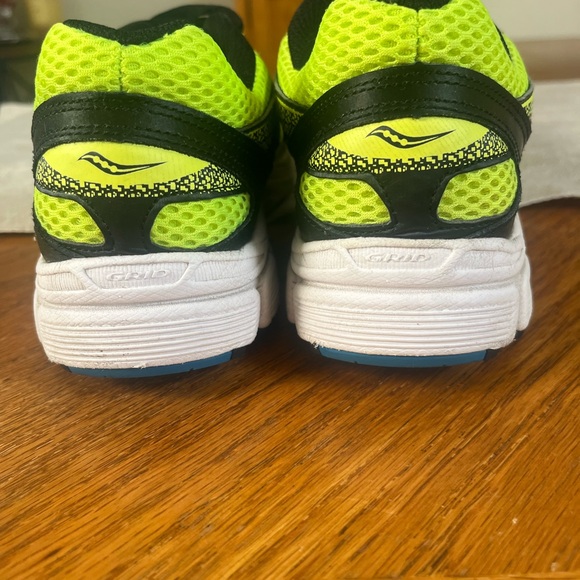 Saucony Cohesion 9 Kids Running Shoes - Neon Yellow and Black Size 7 - Picture 3 of 6